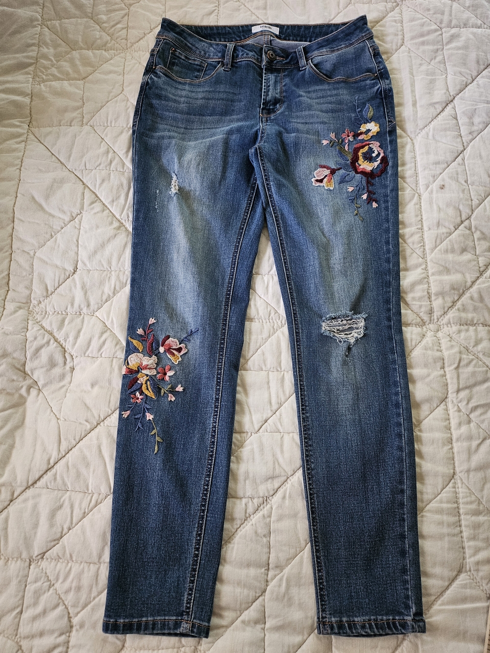 Kensie Distressed Med Rise Skinny Jeans w/ Floral Embroidery - Size 6/28 - Picture 2 of 10